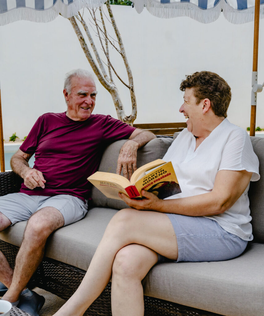 Pareja de Adultos Mayores conversando